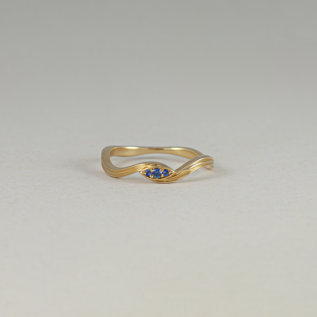 blue sapphire gold ring